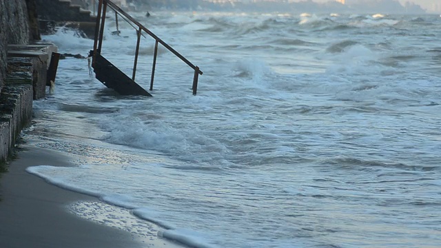 用强波浪破坏水泥楼梯。视频下载