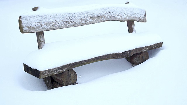 公园长椅上的雪视频素材