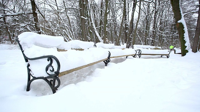 公园长椅上有雪;高清多莉视频素材