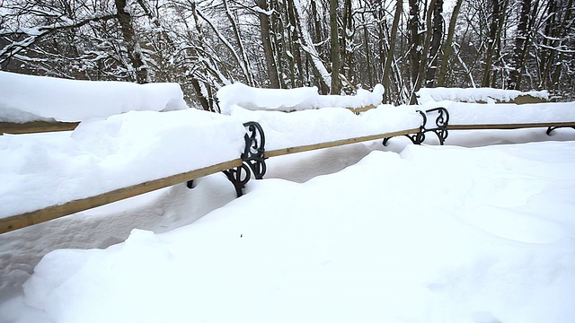 公园长椅上有雪;高清多莉视频素材