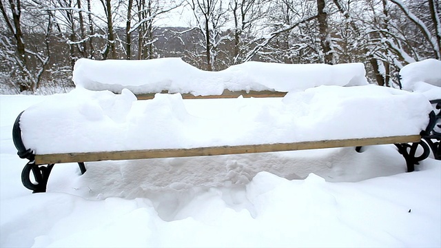 公园长椅上有雪;高清多莉视频素材