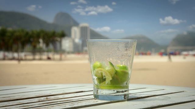 里约热内卢科帕卡巴纳海滩上的 Caipirinha 鸡尾酒视频素材