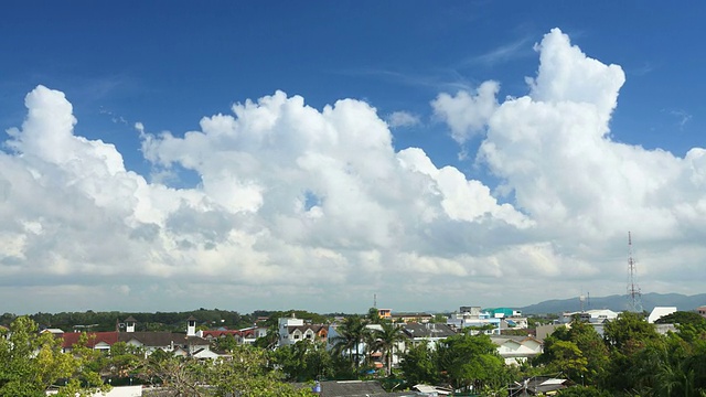 小城市上空的延时云视频素材