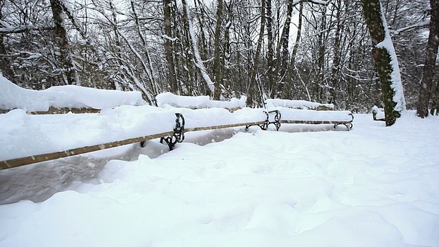 公园长椅上有雪;高清多莉视频素材