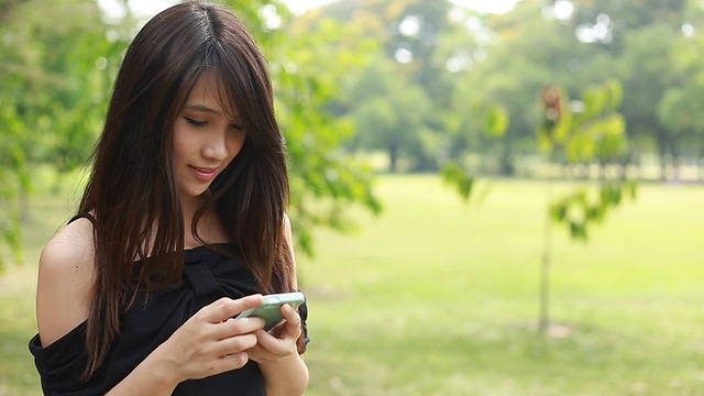 年轻女子使用手机视频素材