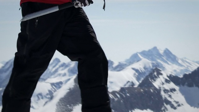 登山者在山上走过雪视频素材