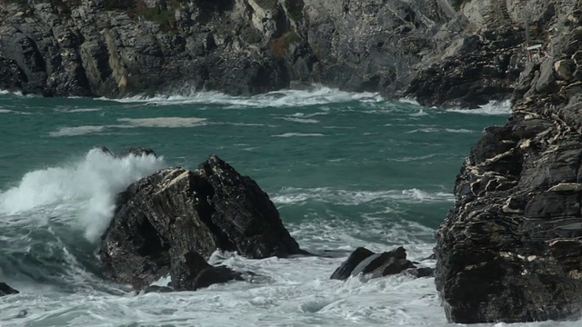 波浪拍打着岩石视频素材