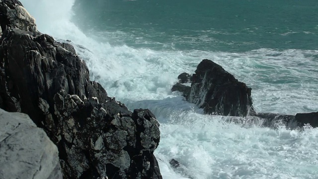 波浪拍打着岩石视频素材