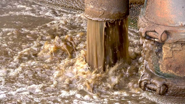 从管道流出的废水视频下载