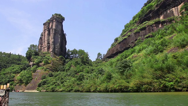 武夷山森林公园 武夷山 Bamboo rafting on the Nine Bends River.视频下载