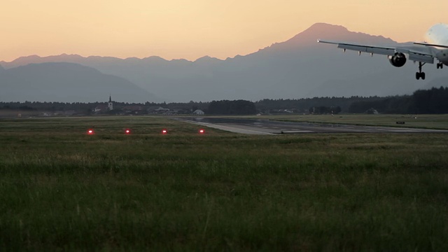 空客A300在卢布尔雅那布尔尼克机场降落视频素材