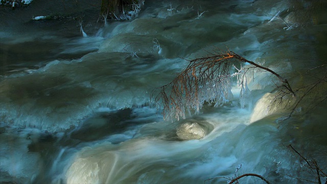 《Winter River with Icy Branch》(Loopable) (4:2:2@100 Mb/s)视频素材