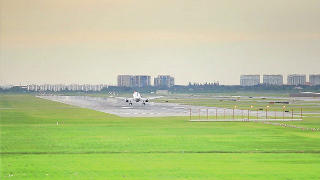 日落时飞机在跑道上降落视频素材