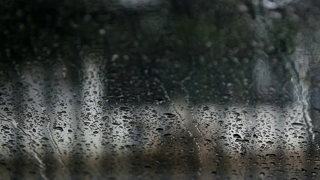 雨滴落在窗户上视频素材