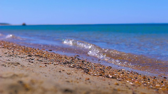 在海滩上散步视频素材