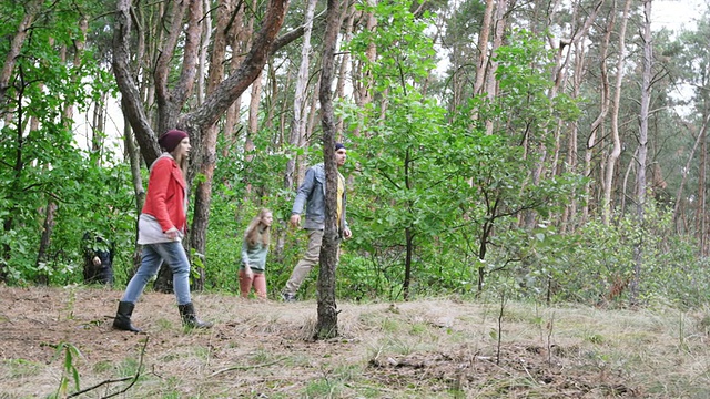 青少年在森林。视频素材