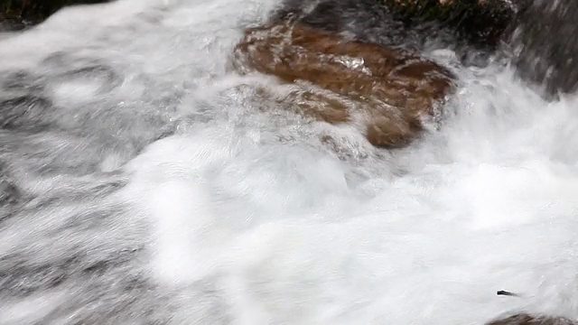 岩石周围流水视频下载