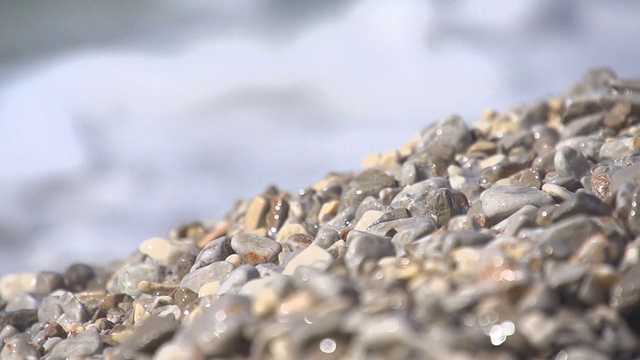 HD超级慢莫:海浪溅卵石滩视频素材