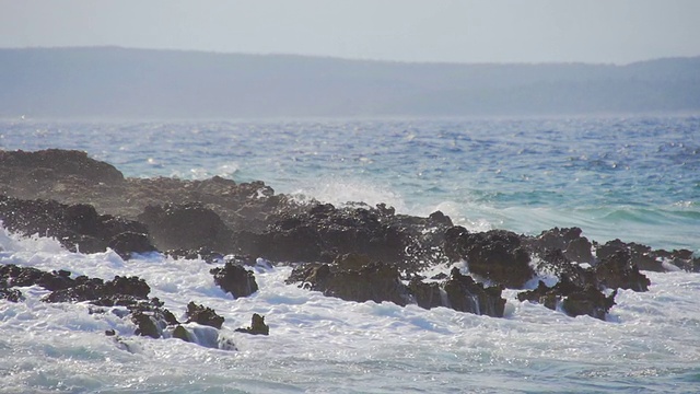 HD超慢MO:海浪粉碎岩石视频素材