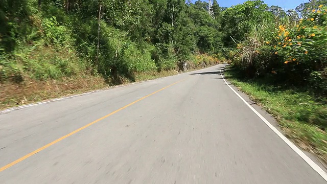 高清时间流逝:在空旷的蜿蜒道路上行驶视频素材