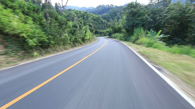 HD:在空旷蜿蜒的道路上行驶视频素材