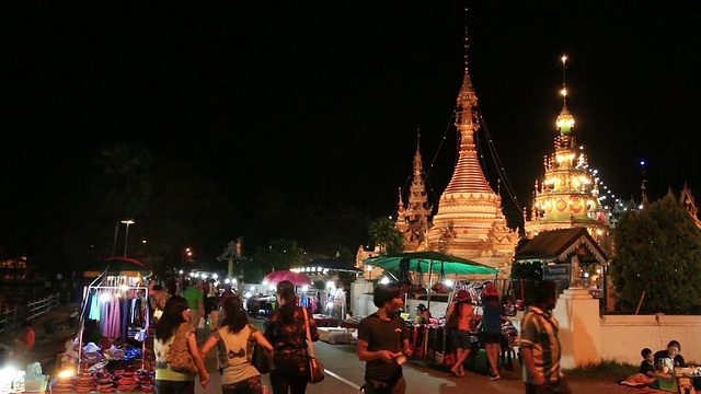 夜市步行街的人群Mae Hong Son视频素材