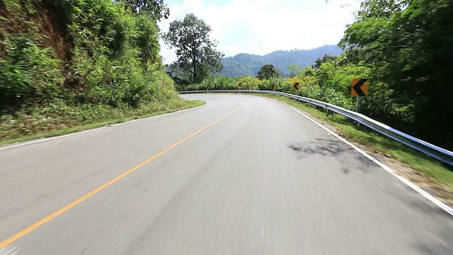 高清时间流逝:在空旷的蜿蜒道路上行驶视频素材