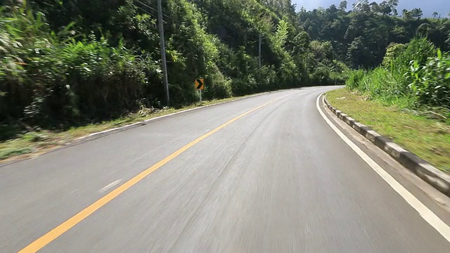 高清时间流逝:在空旷的蜿蜒道路上行驶视频素材