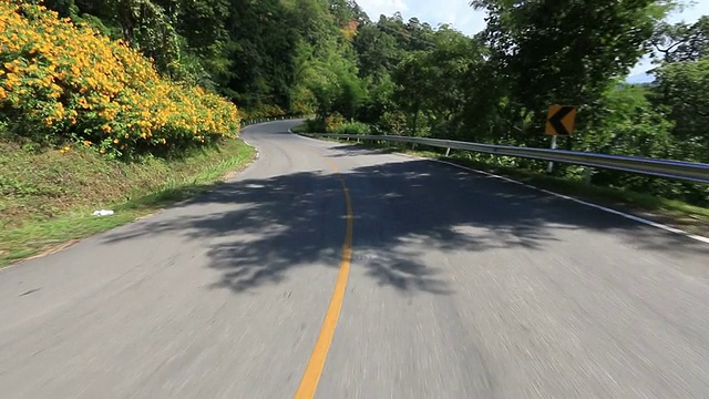 HD:在空旷蜿蜒的道路上行驶视频素材