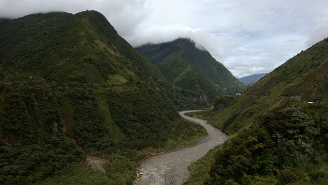 帕斯扎河流经厄瓜多尔安第斯山脉亚马逊山麓的陡峭峡谷视频素材