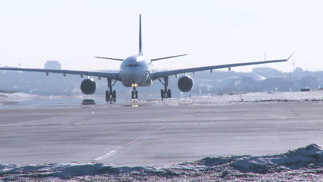 空中客车A330飞机向跑道进发视频素材