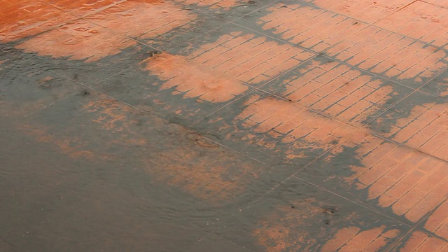 雨点噼噼啪啪地落在地上视频素材