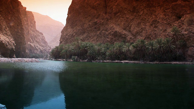 阿曼的WS沙漠绿洲(Wadi Shab)有绿松石色的湖泊和山脉视频下载