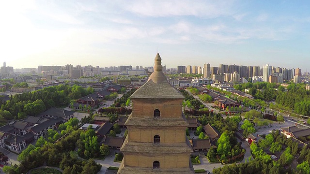 WS航拍大雁塔景区及城市天际线/中国陕西西安视频素材