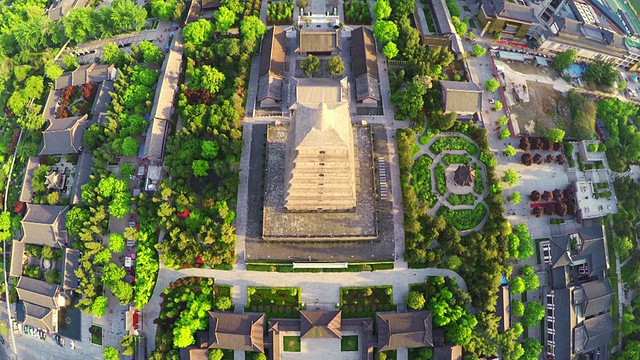 WS航拍日落大雁塔景区和城市天际线/陕西西安，中国视频素材