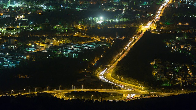 中性夜的时间推移与汽车的光条纹的道路视频素材