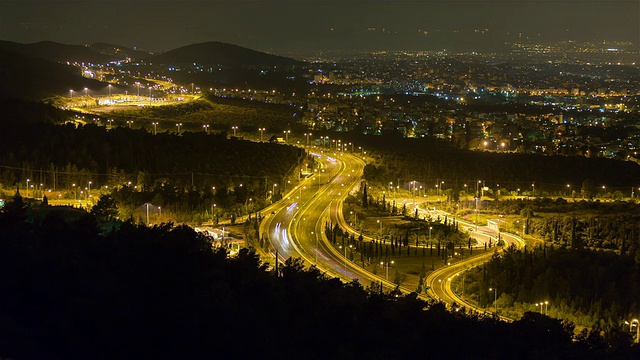 汽车发出的缕缕光的高速公路的夜间时间流逝视频素材