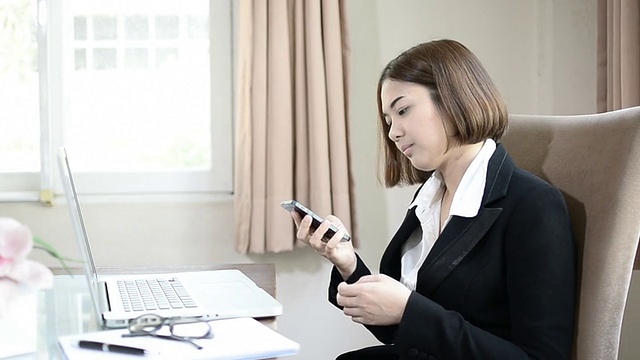 高清。商务女性打电话移动电话视频素材