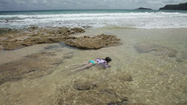 女孩在海里浮潜视频素材