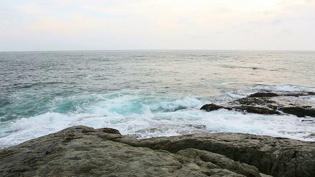 海浪冲向岩石视频素材