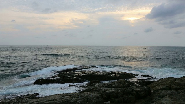 海浪冲向岩石视频素材