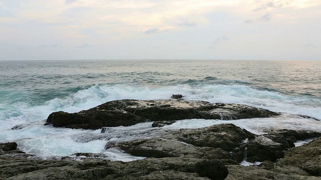 海浪冲向岩石视频素材