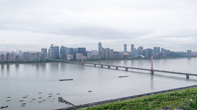 白天，杭州的天际线和现代建筑在河边，时光流逝。视频素材