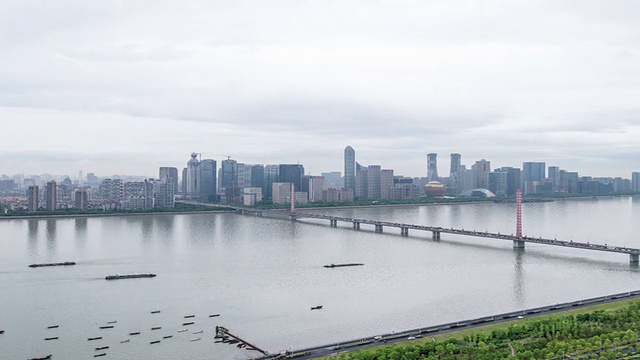 白天，杭州的天际线和现代建筑在河边，时光流逝。视频素材