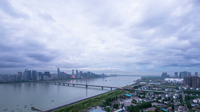 白天，杭州的天际线和现代建筑在河边，时光流逝。视频素材