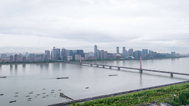 白天，杭州的天际线和现代建筑在河边，时光流逝。视频素材