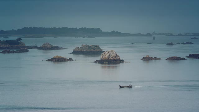 WS, Pan，布雷哈特群岛全景，摩托艇，多云的天空视频素材