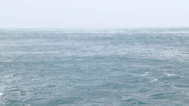 灰色的汹涌的大海在暴风雨中视频素材