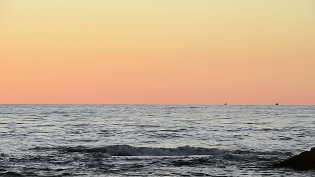 日落时地中海的海浪视频素材