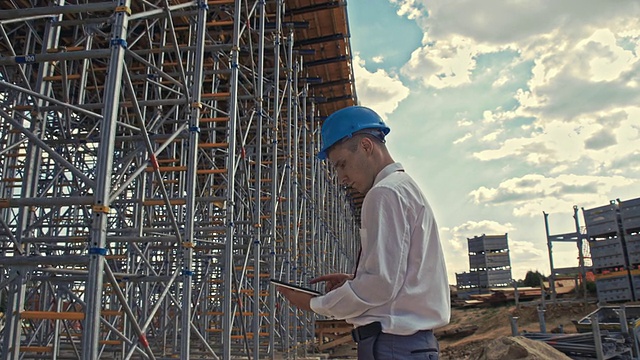 建筑师在建筑工地用数字平板电脑视频素材